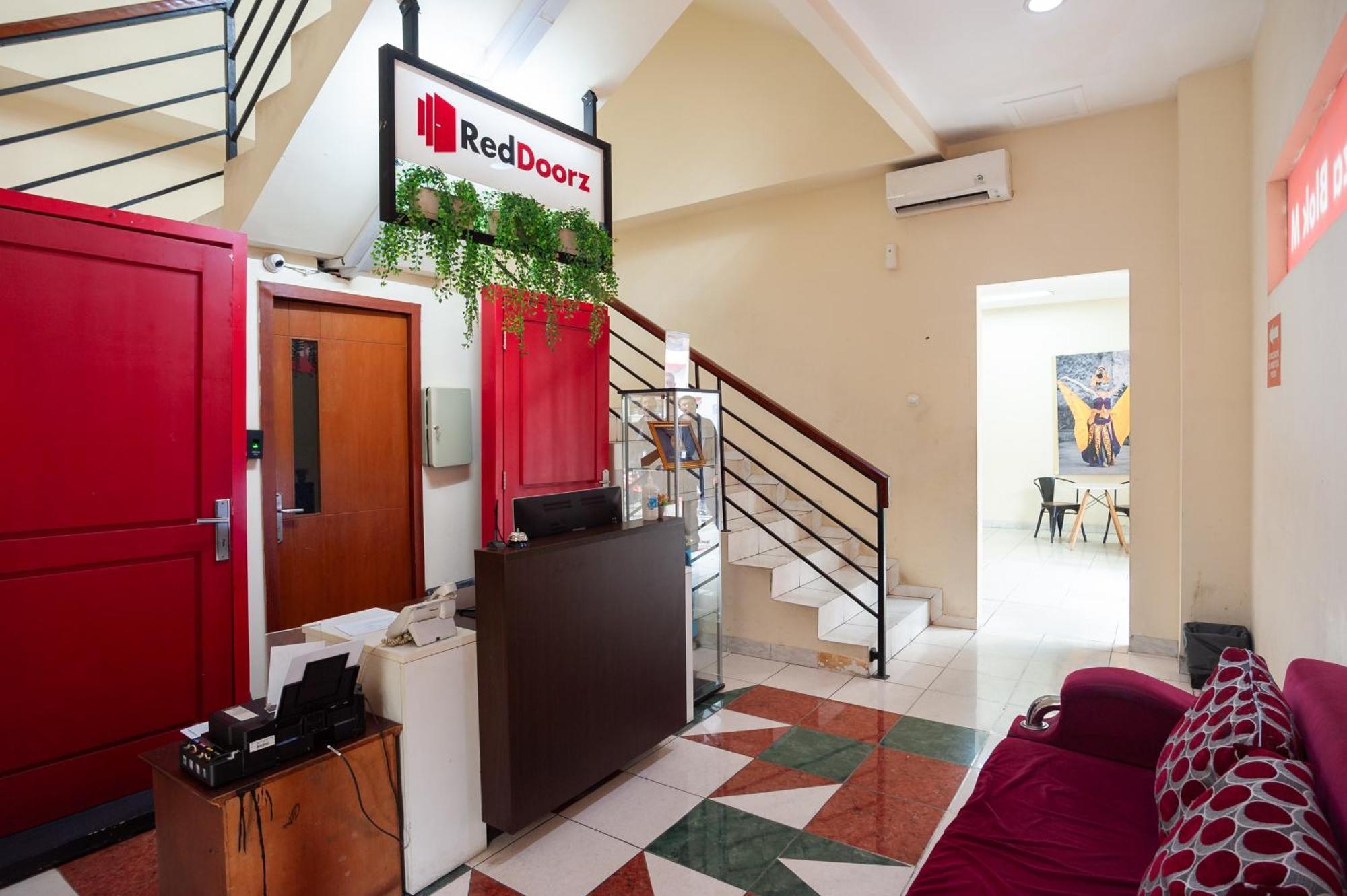 Reddoorz Plus Near Plaza Blok M Джакарта Екстериор снимка