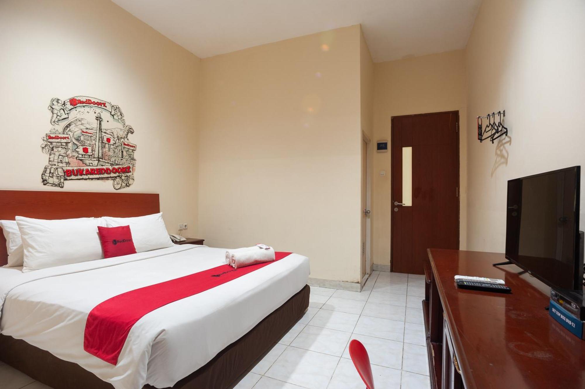 Reddoorz Plus Near Plaza Blok M Джакарта Екстериор снимка