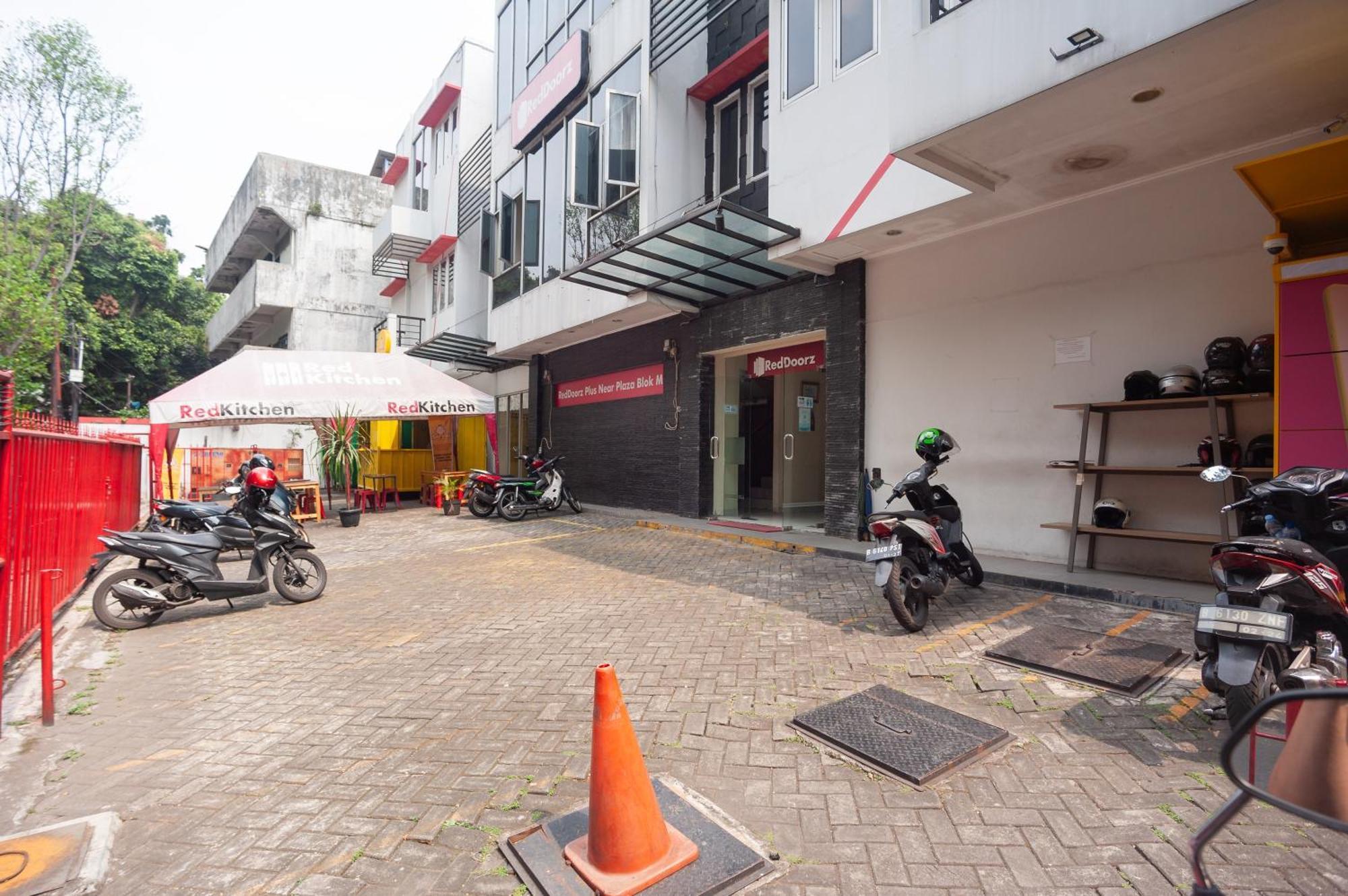 Reddoorz Plus Near Plaza Blok M Джакарта Екстериор снимка