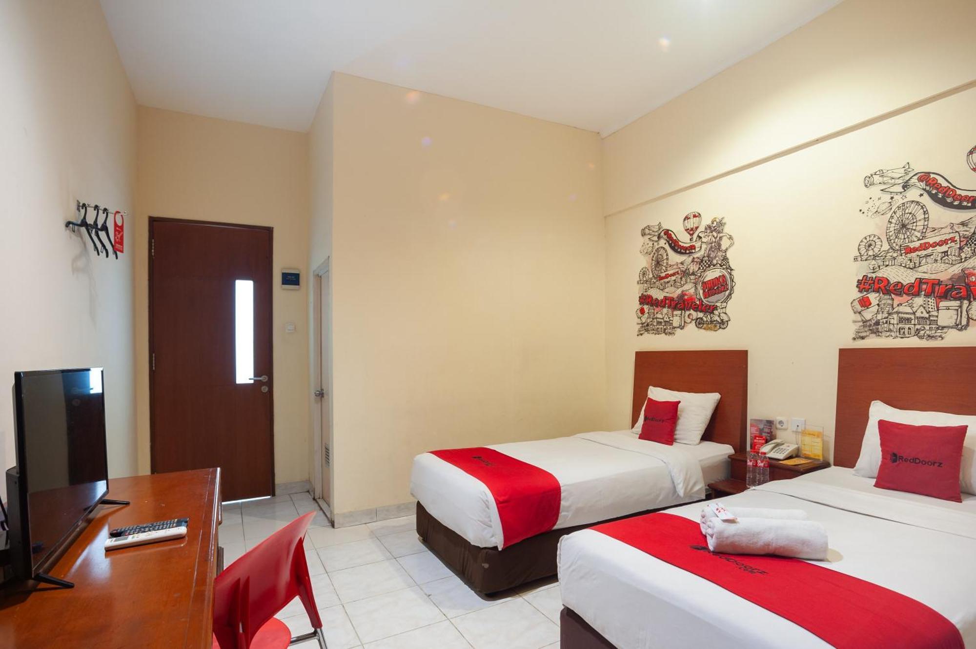 Reddoorz Plus Near Plaza Blok M Джакарта Екстериор снимка