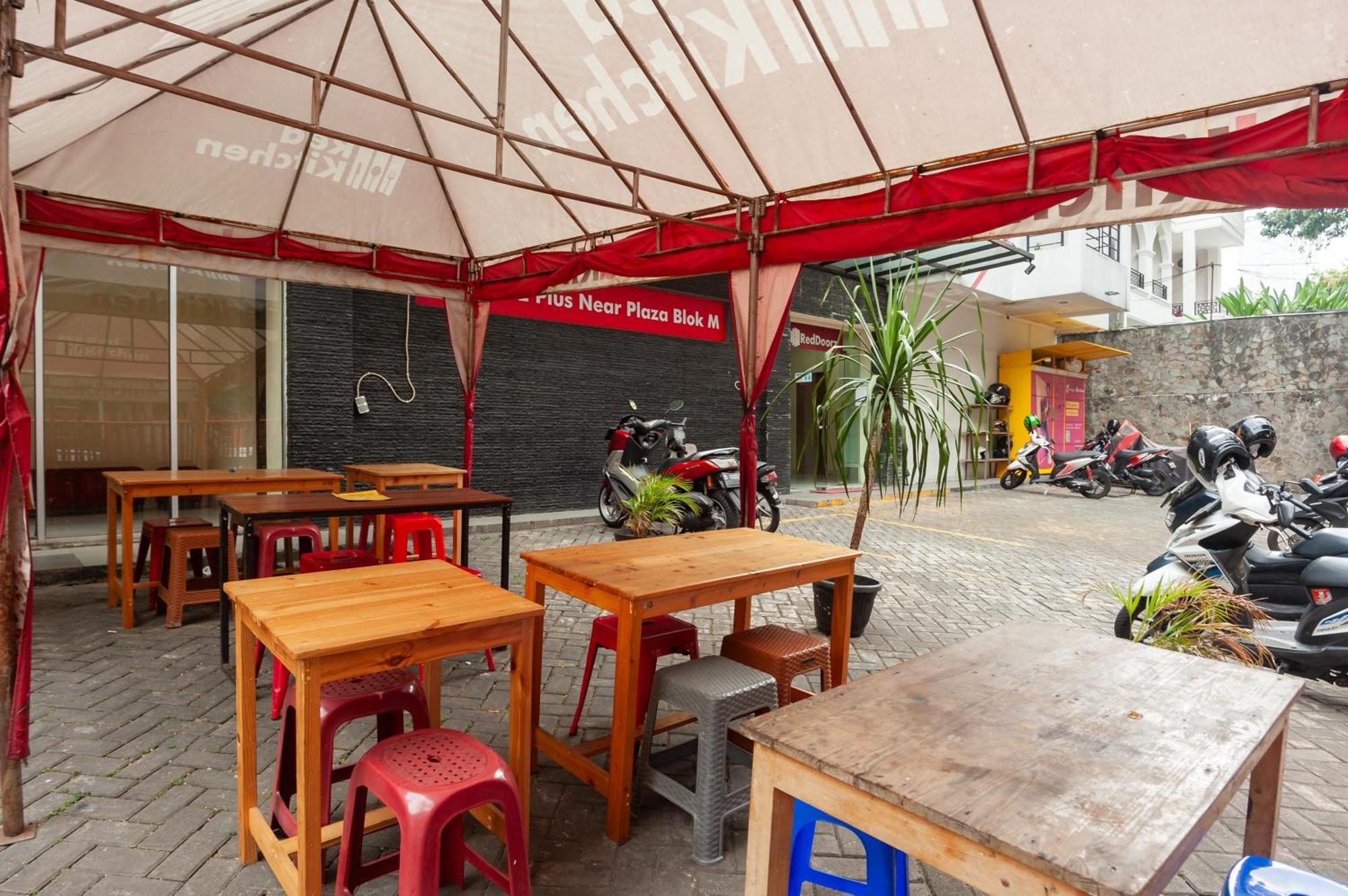 Reddoorz Plus Near Plaza Blok M Джакарта Екстериор снимка